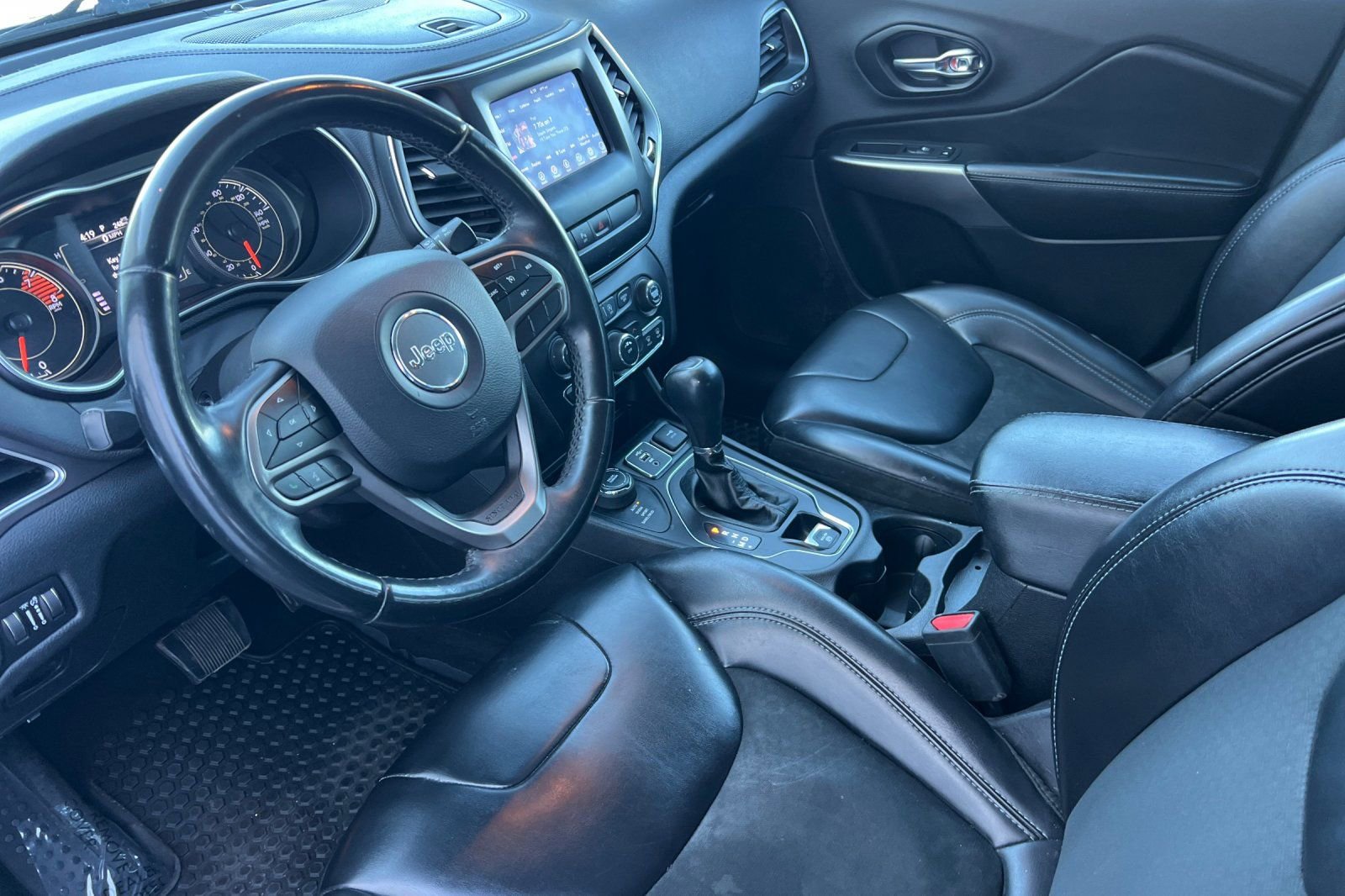 Used 2019 Jeep Cherokee Latitude Plus w/ Cold Weather Group image 10