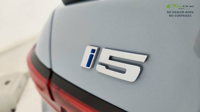 Used 2025 BMW i5 xDrive40 w/ M Sport Package image 17