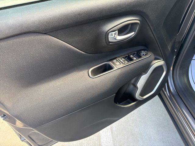 Used 2021 Jeep Renegade Latitude image 22