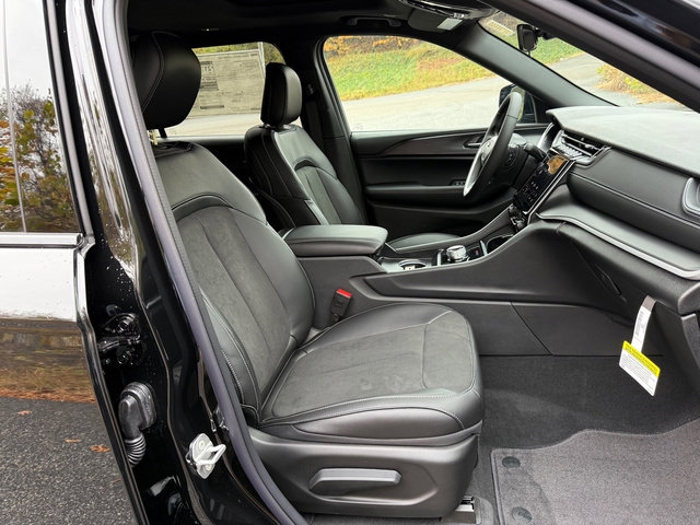 New 2025 Jeep Grand Cherokee L Altitude image 24