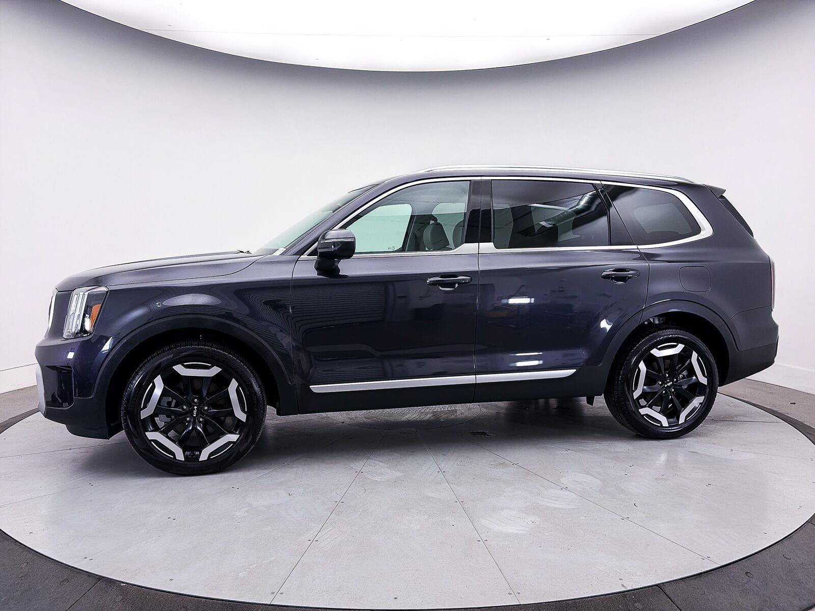 Used 2025 Kia Telluride EX w/ EX Captain's Chair Package FWD image 44
