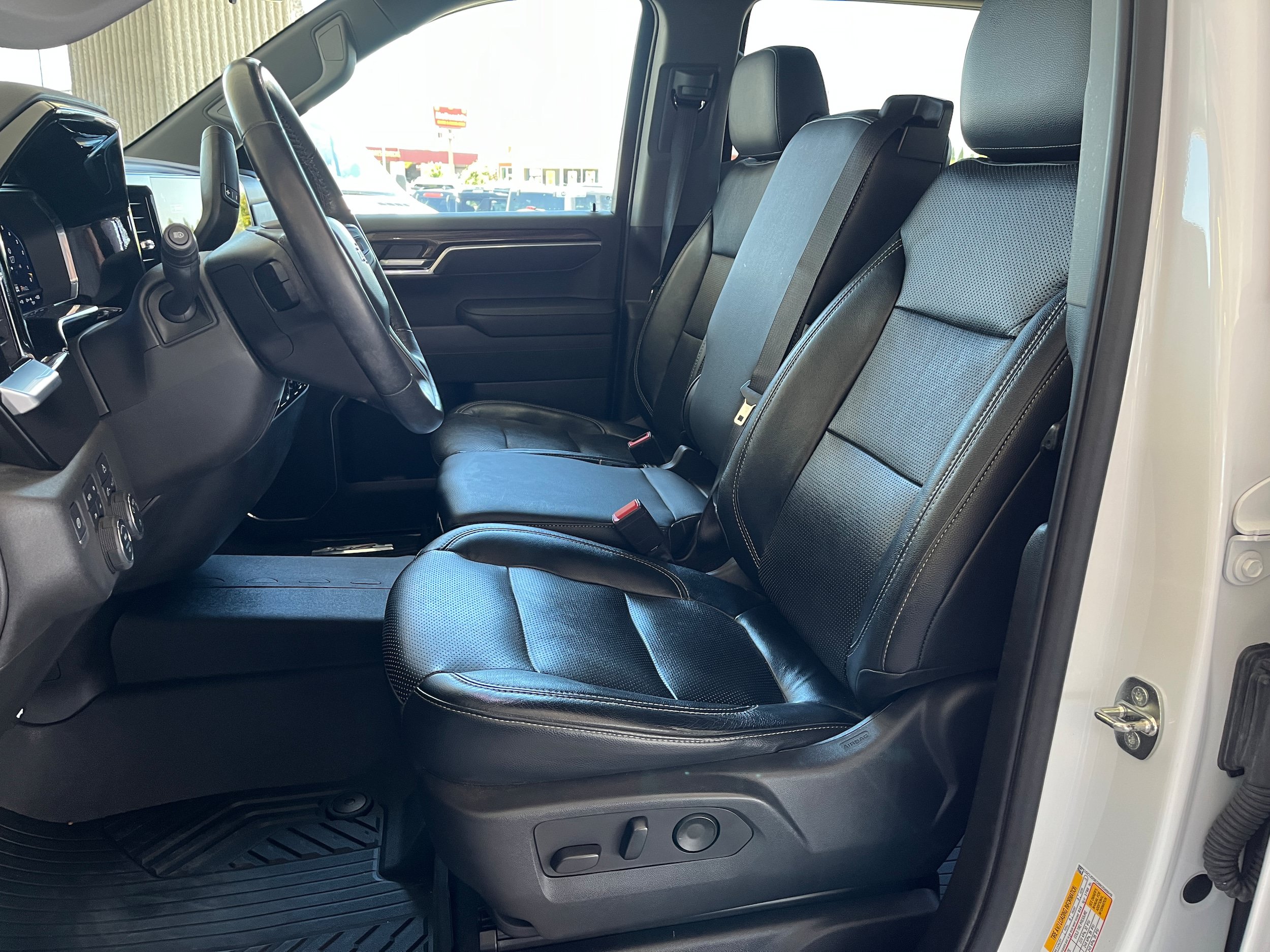 Used 2022 Chevrolet Silverado 1500 LT AWD/4WD image 4