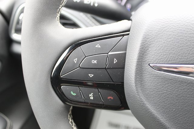 Used 2025 Chrysler Pacifica Limited image 15