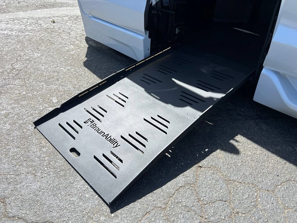 Used 2026 Toyota Sienna XLE FWD image 25