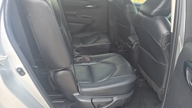 Used 2022 Toyota Highlander XLE FWD image 13