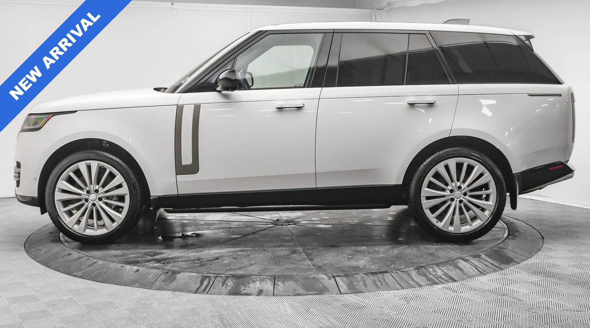 Used 2025 Land Rover Range Rover SE image 4