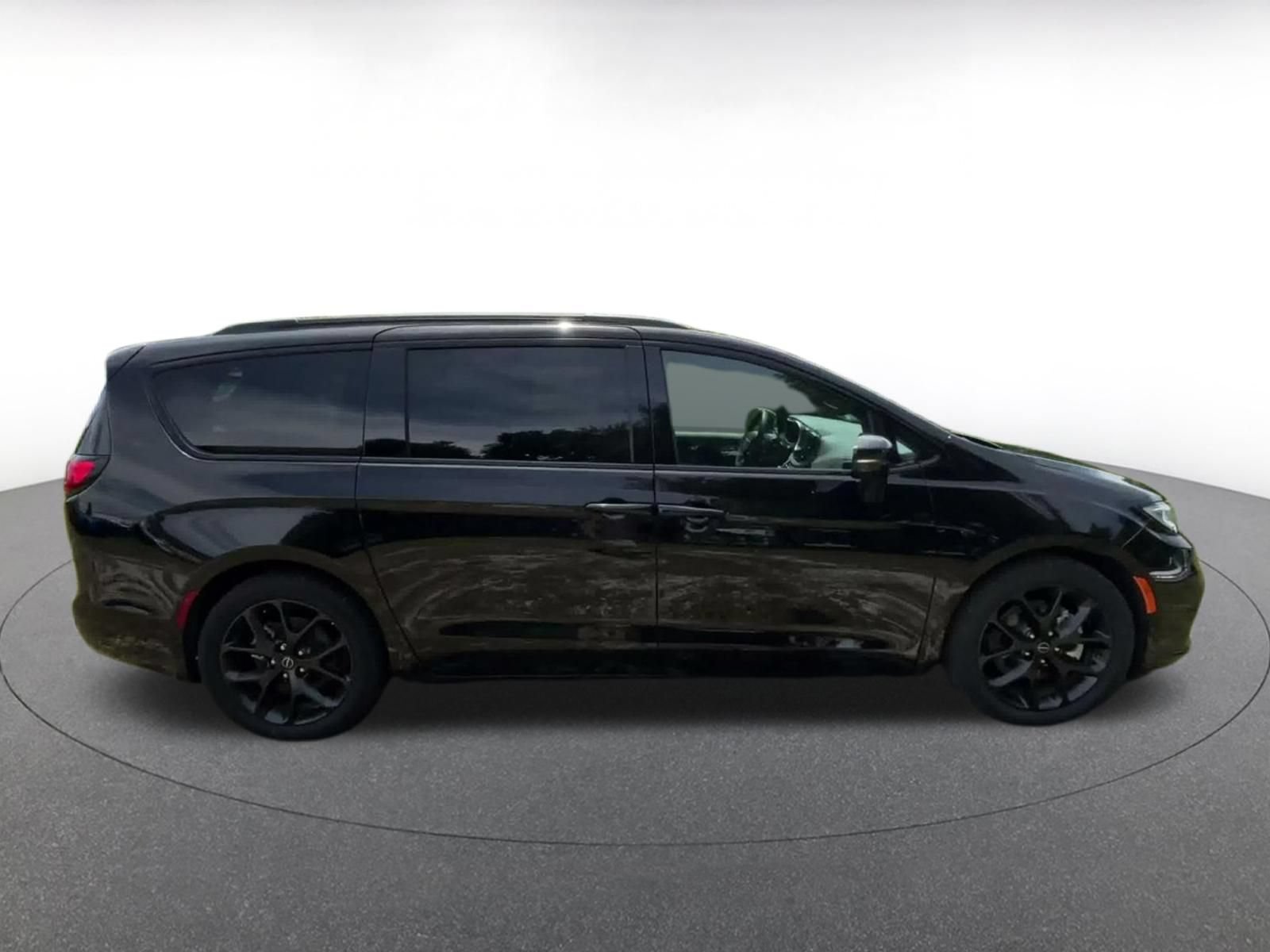 Used 2025 Chrysler Pacifica Limited FWD image 15