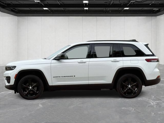 Used 2023 Jeep Grand Cherokee Altitude AWD/4WD image 2
