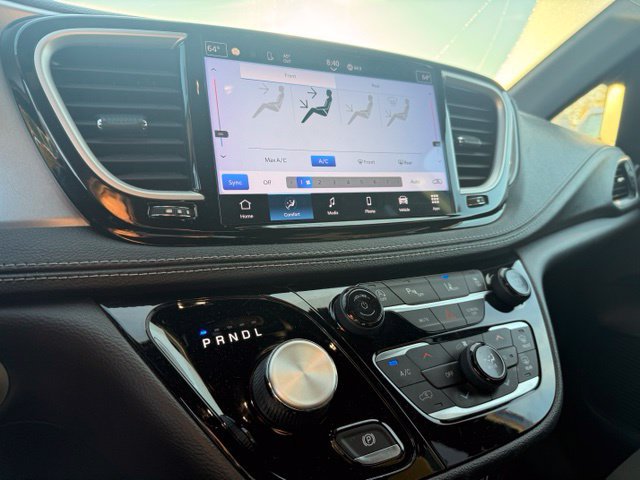 Used 2021 Chrysler Pacifica Touring w/ Uconnect Theater Family Group FWD image 10