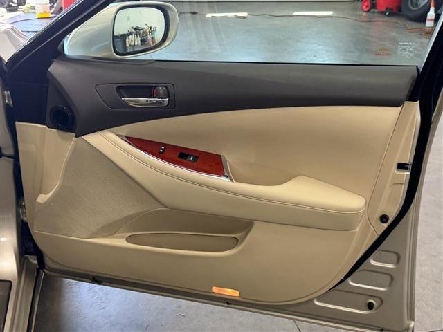 Used 2011 Lexus ES 350 w/ Luxury Pkg & Navigation FWD image 13