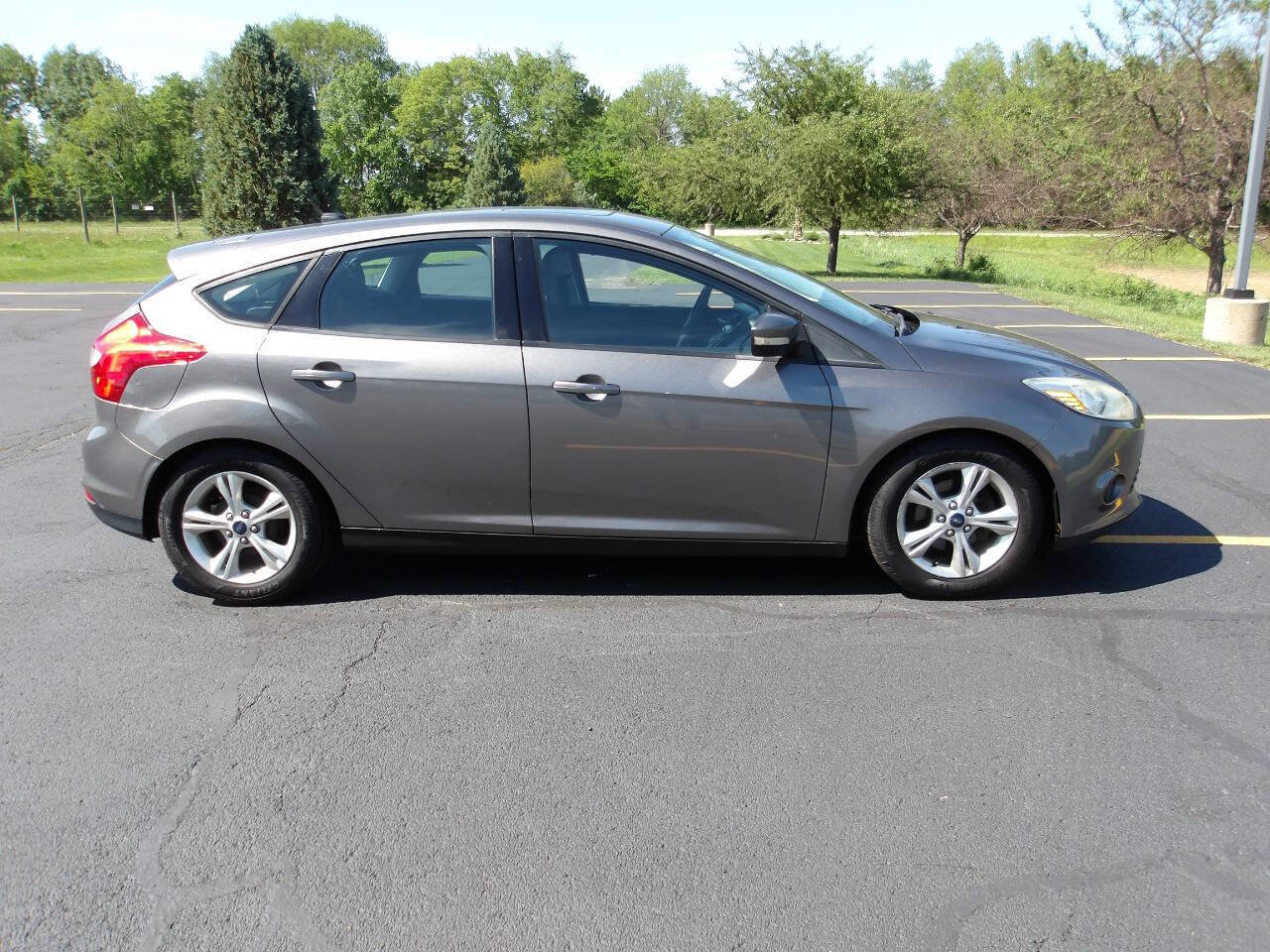 Used 2014 Ford Focus SE w/ SE Winter Package FWD image 2