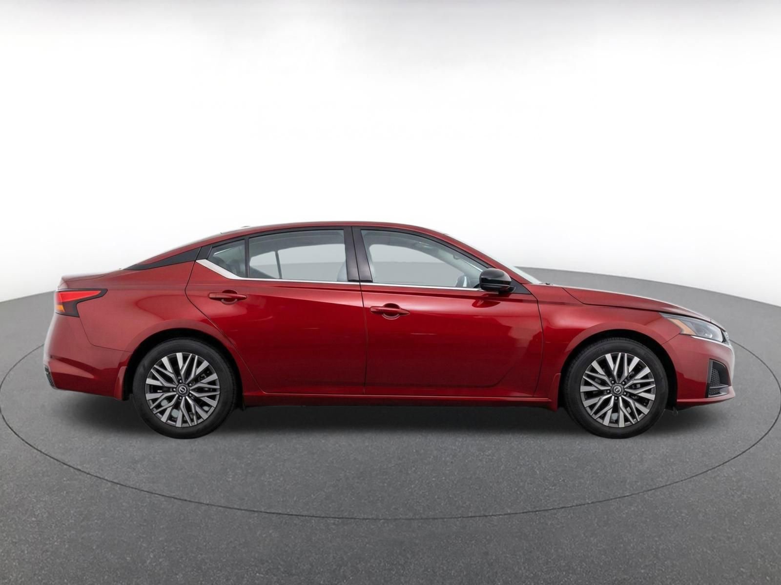 Used 2025 Nissan Altima 2.5 SV FWD image 10