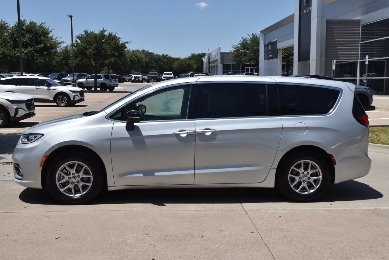 Used 2024 Chrysler Pacifica Touring-L FWD image 12