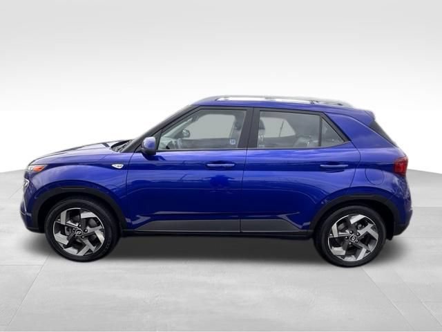 Used 2022 Hyundai Venue Limited w/ Cargo Package FWD image 3