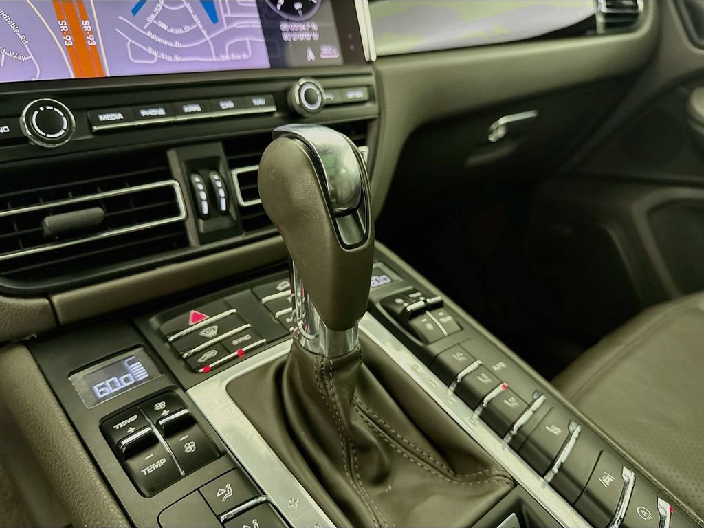 Used 2021 Porsche Macan AWD/4WD image 17