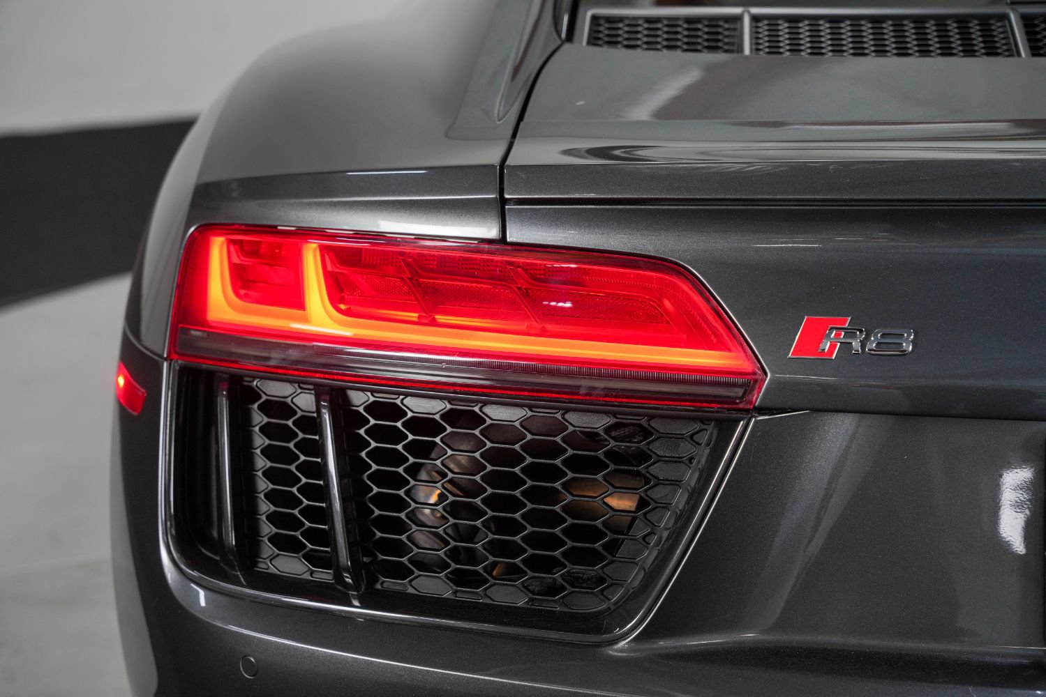 Used 2018 Audi R8 V10 w/ Premium Package RWD image 18