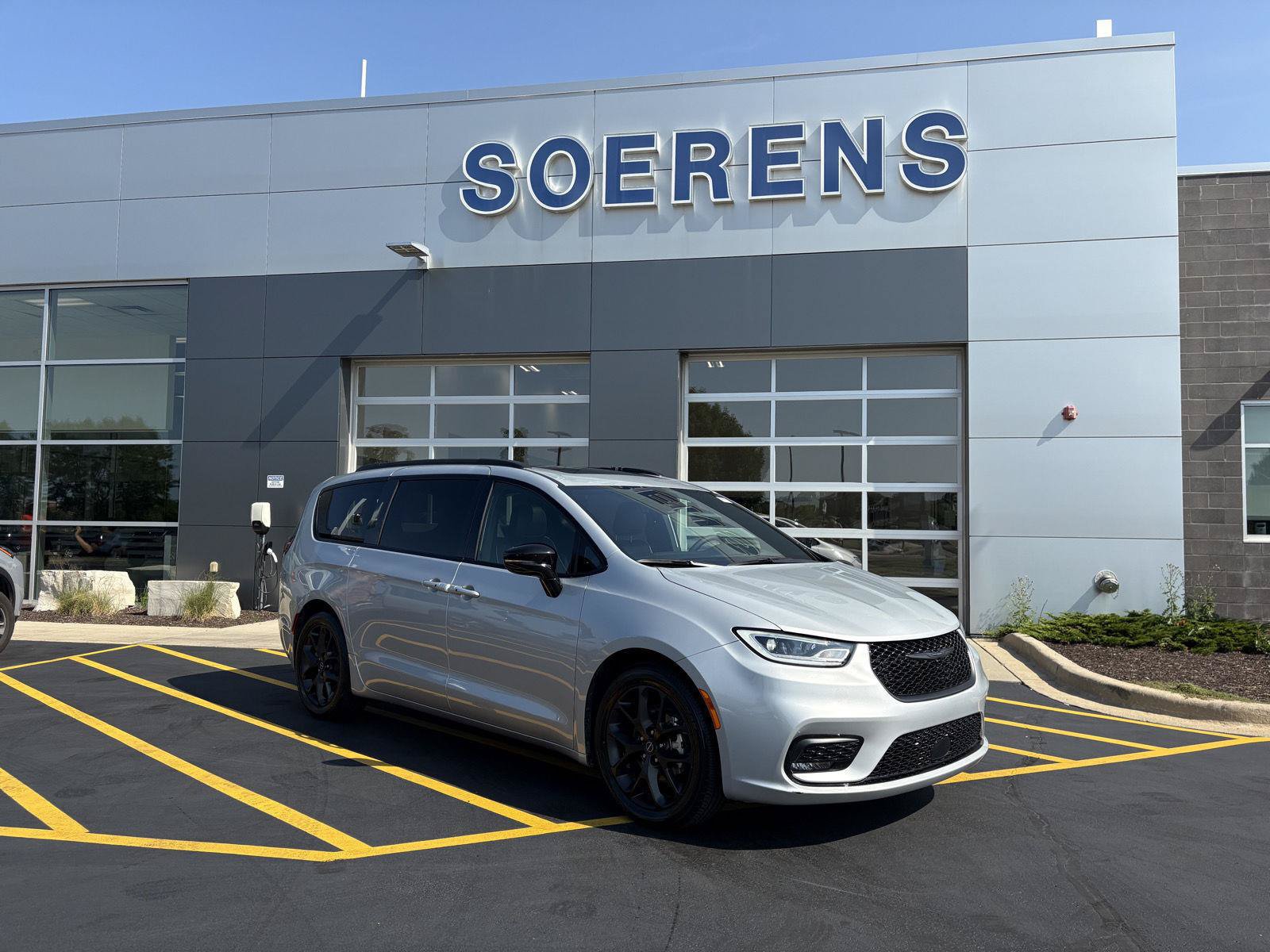 Used 2026 Chrysler Pacifica Limited w/ S Appearance Package FWD image 1