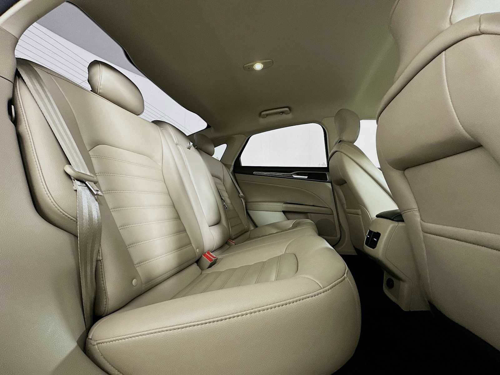 Used 2017 Ford Fusion SE w/ Fusion SE Technology Package image 24