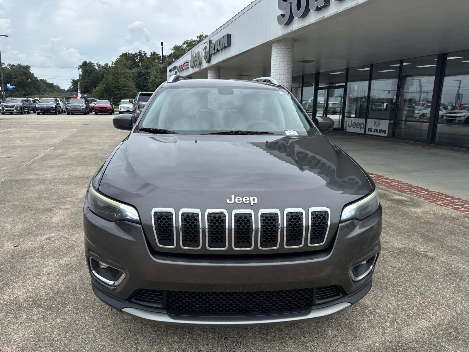 Used 2019 Jeep Cherokee Limited image 2