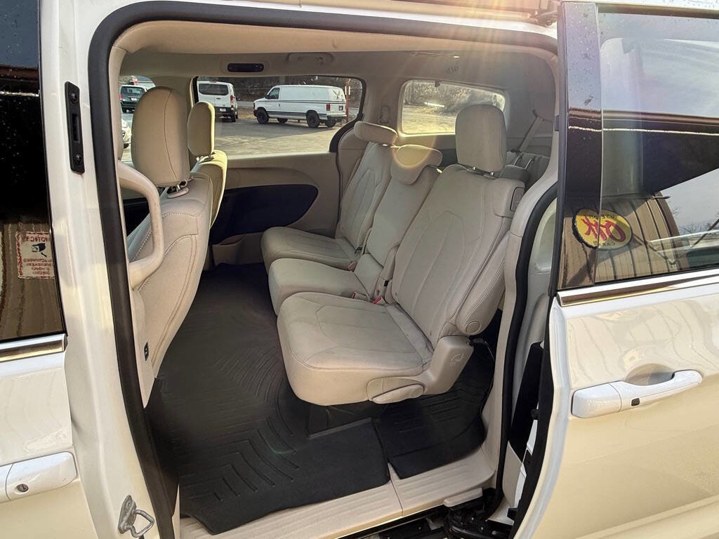 Used 2017 Chrysler Pacifica Touring image 4