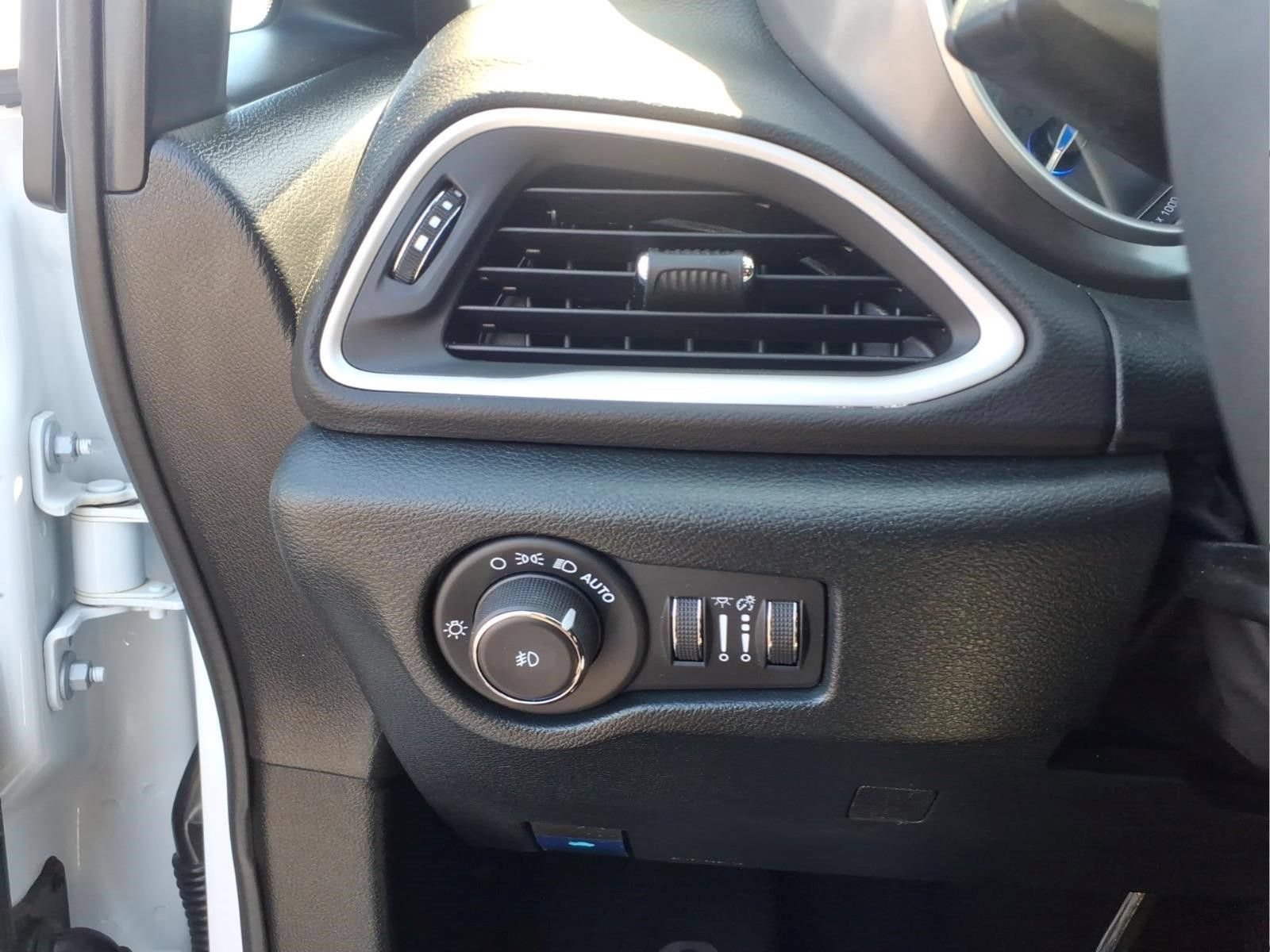 Used 2025 Chrysler Pacifica Select FWD image 21
