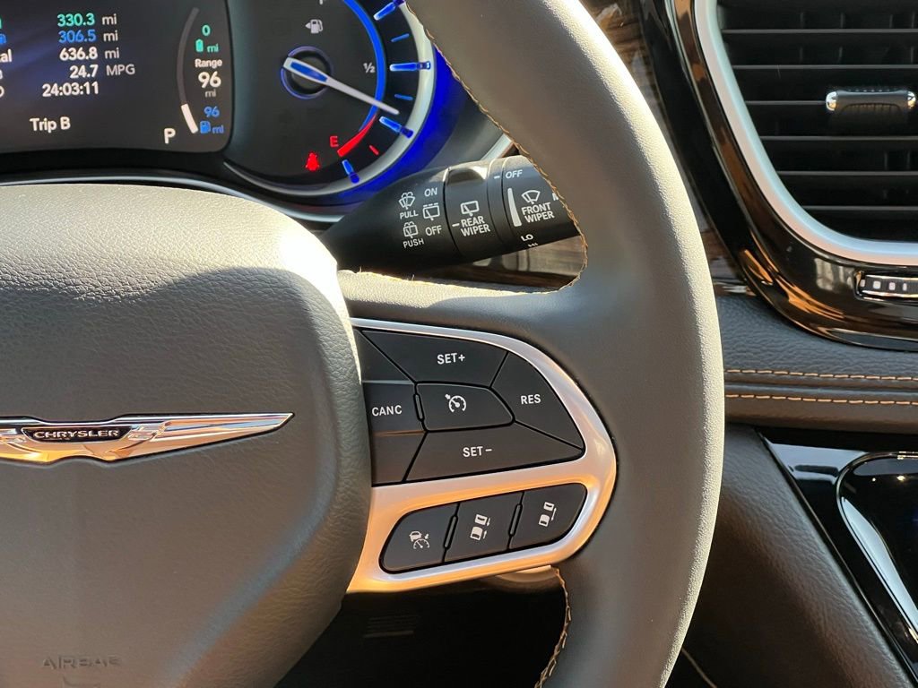 Used 2023 Chrysler Pacifica Pinnacle FWD image 27