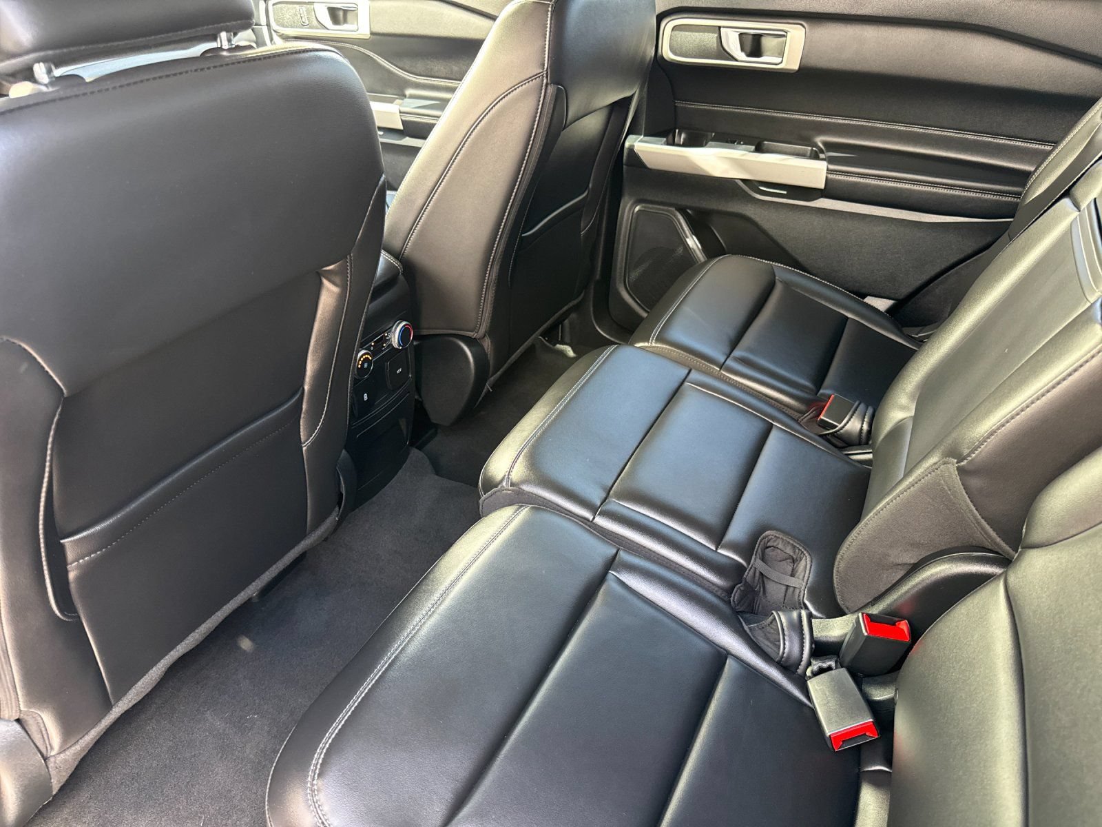 Used 2022 Ford Explorer XLT w/ Equipment Group 202A RWD image 16