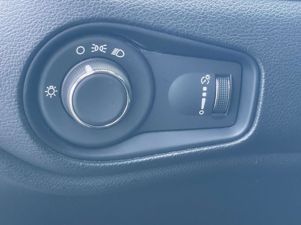 Used 2023 Jeep Renegade Latitude AWD/4WD image 19
