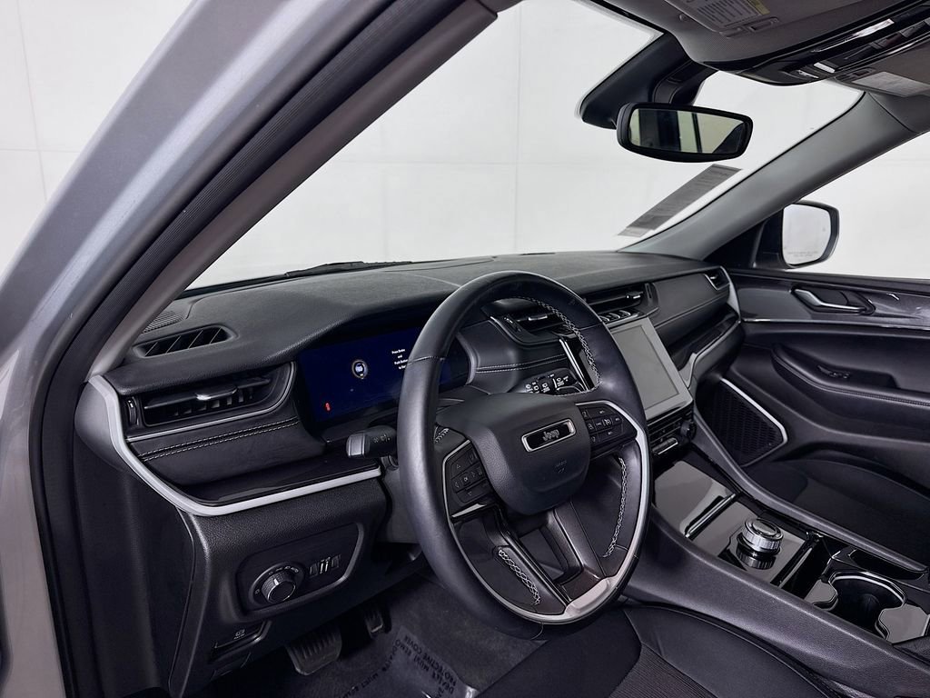Used 2022 Jeep Grand Cherokee L Laredo w/ Luxury Tech Group I AWD/4WD image 10