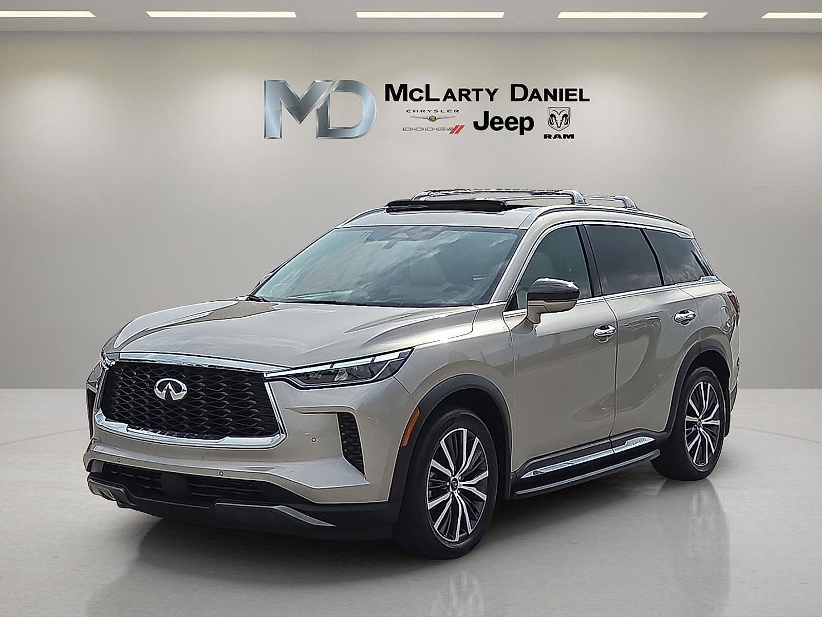 Used 2025 INFINITI QX60 Sensory w/ Vision Package AWD/4WD image 2