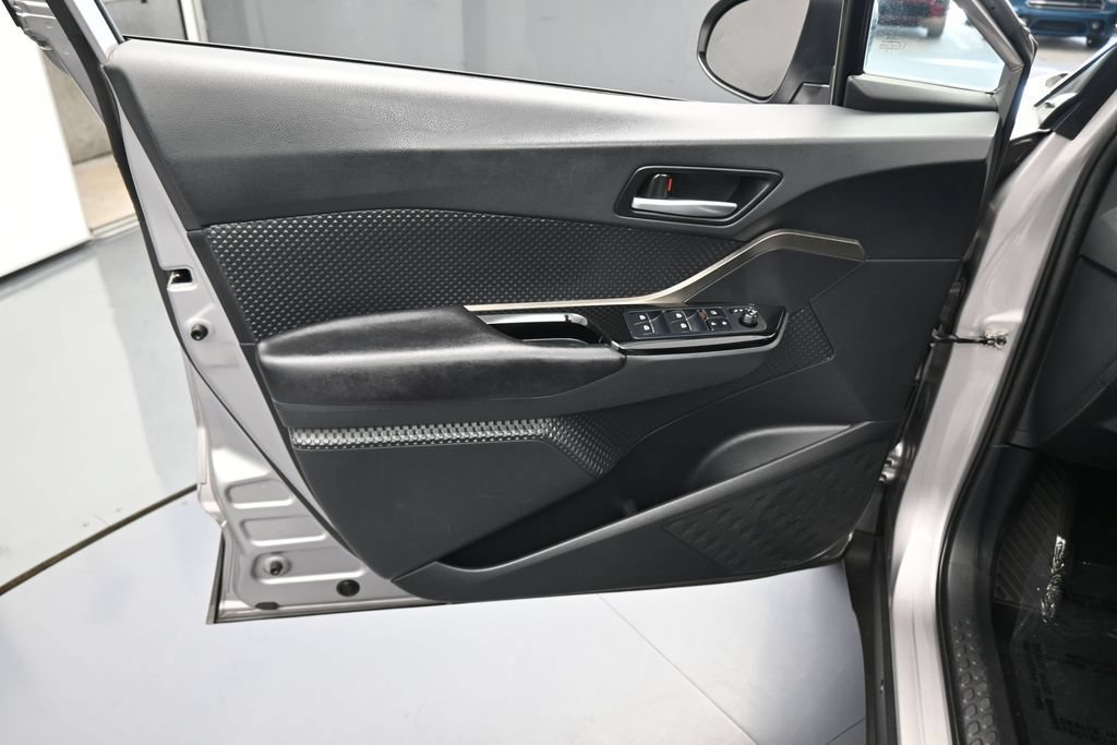 Used 2019 Toyota C-HR XLE FWD image 13