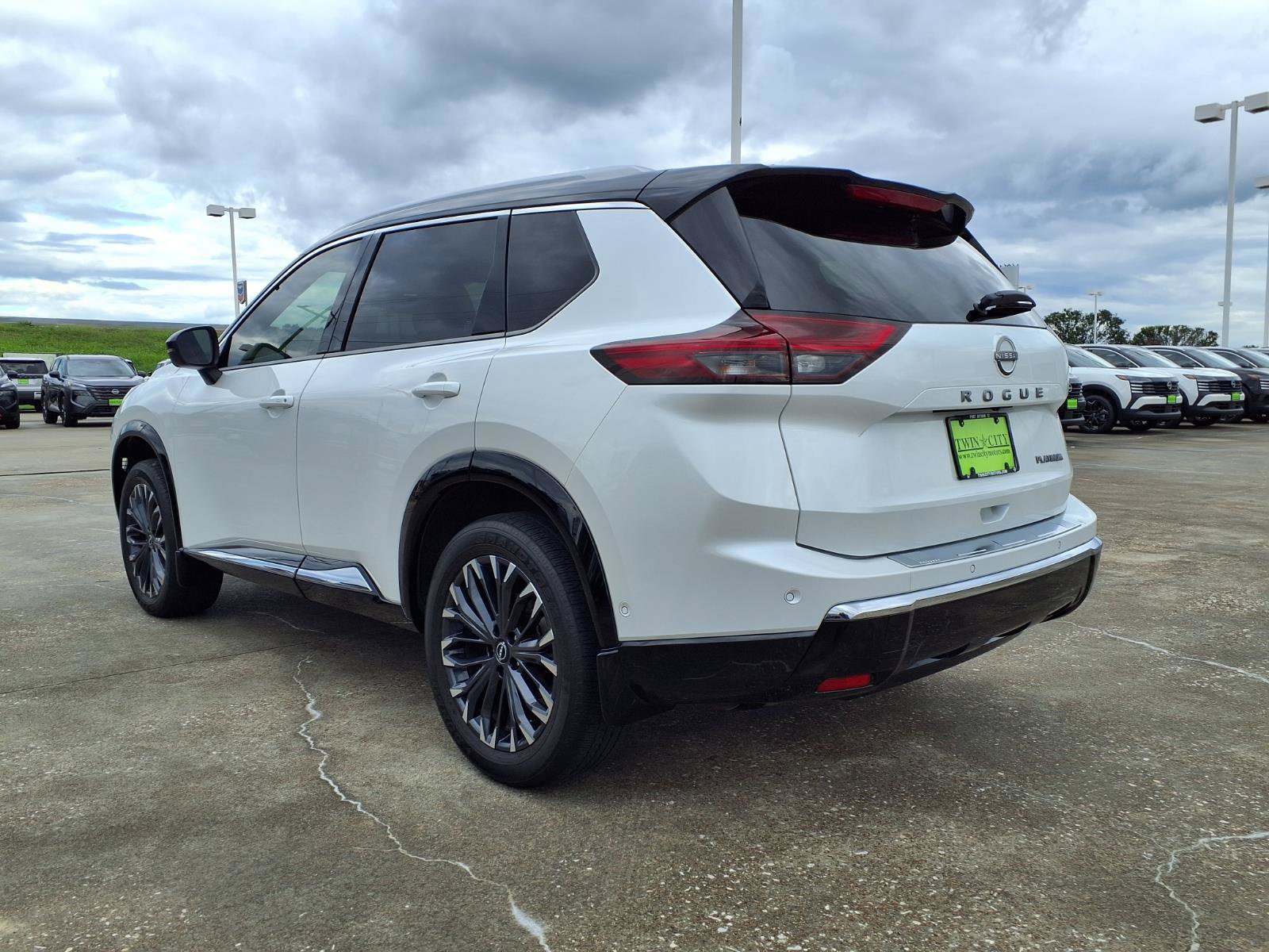 Used 2024 Nissan Rogue Platinum w/ Platinum Premium Package FWD image 7