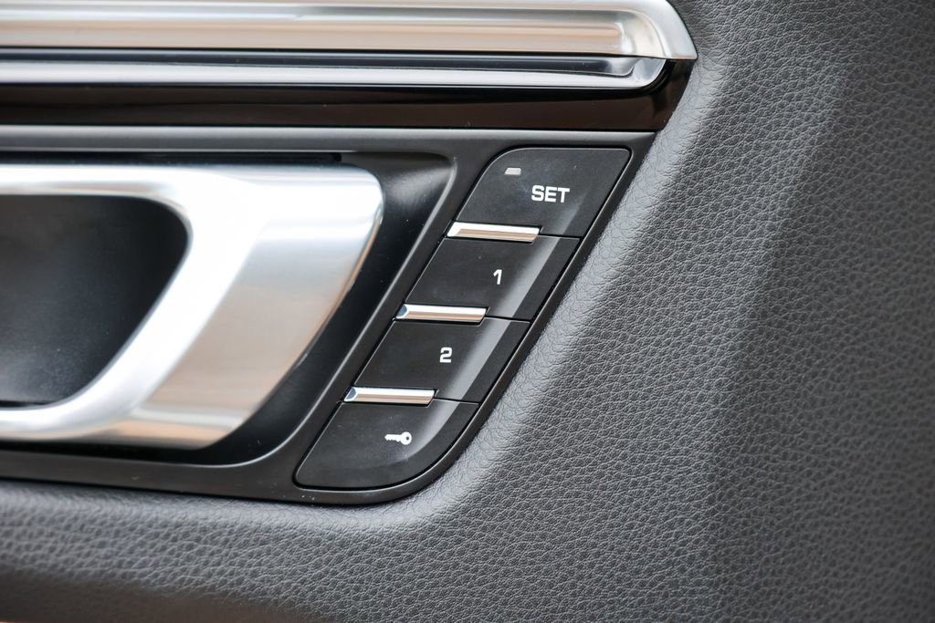 Certified 2023 Porsche Macan Turbo AWD/4WD image 22