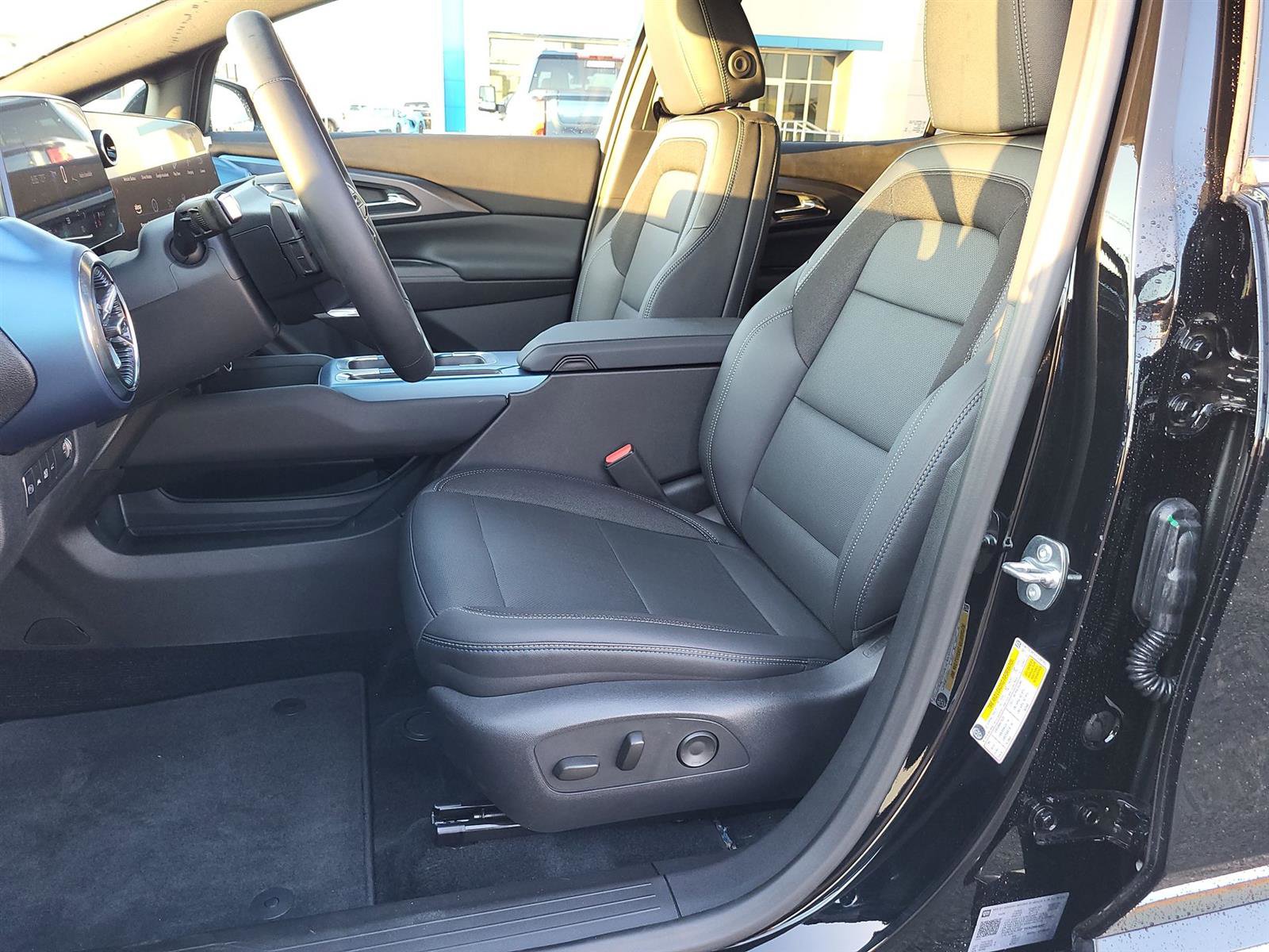 New 2024 Chevrolet Equinox EV LT image 17