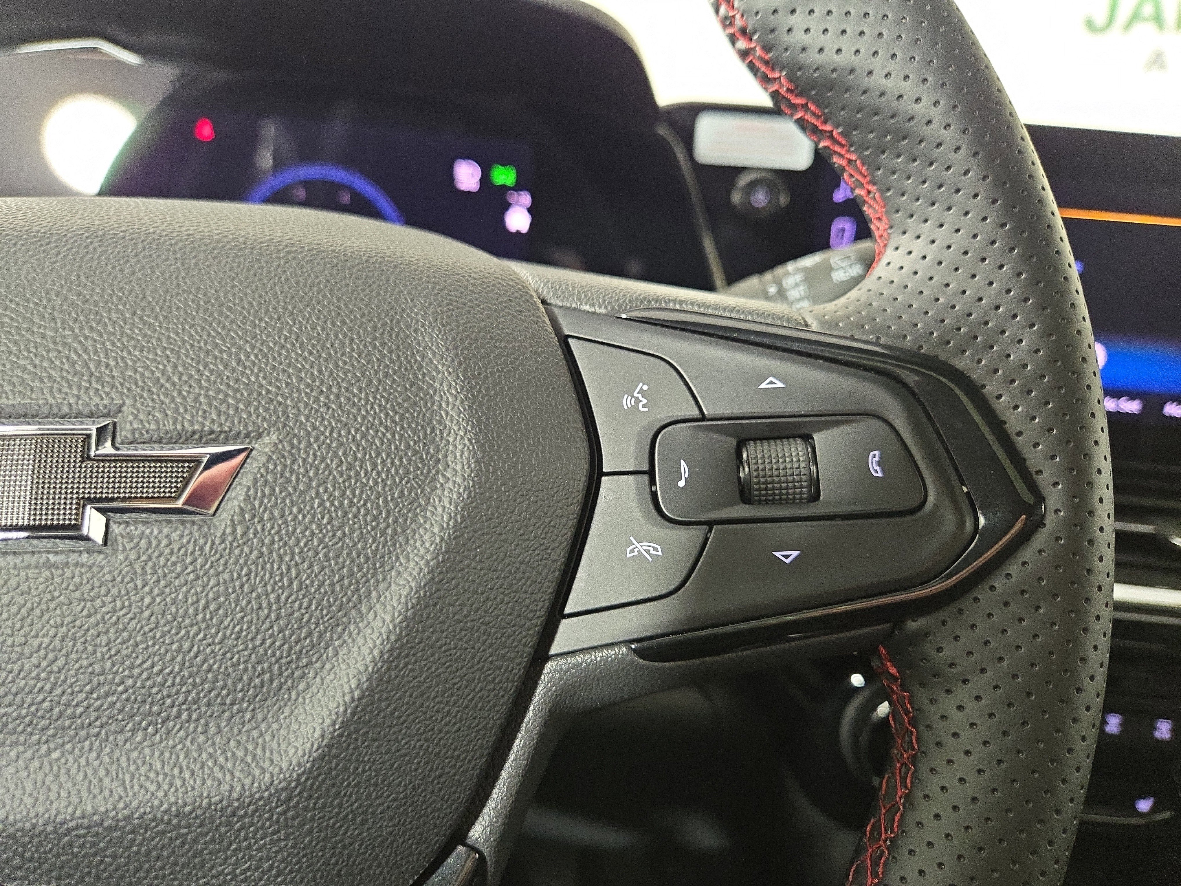 Certified 2025 Chevrolet Trax RS w/ Sunroof Package image 16