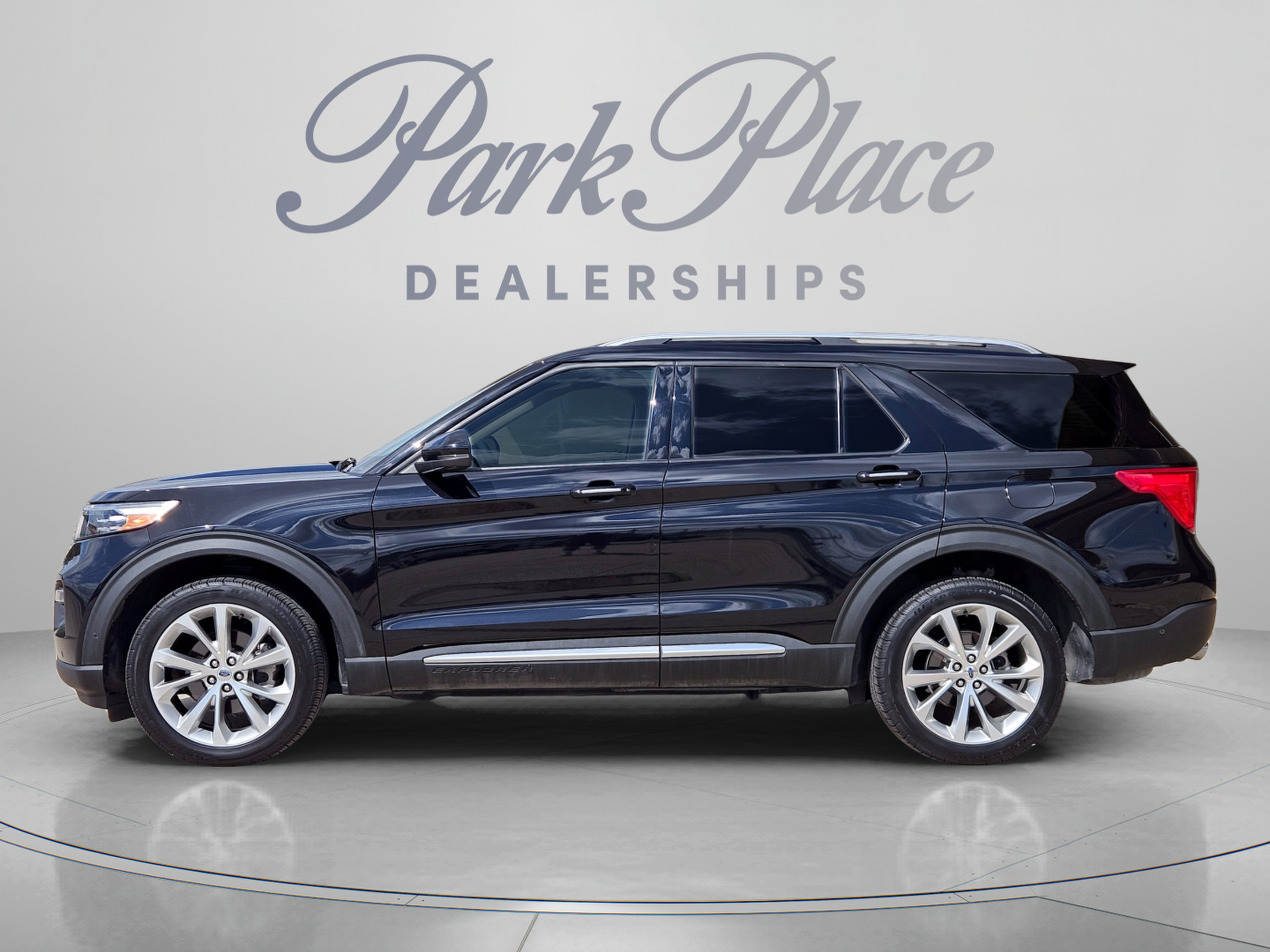 Used 2022 Ford Explorer Platinum w/ Equipment Group 601A AWD/4WD image 2