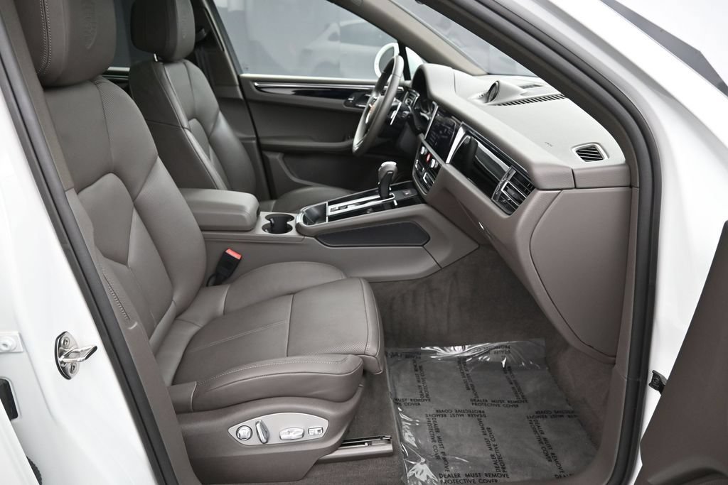 Certified 2025 Porsche Macan AWD/4WD image 30