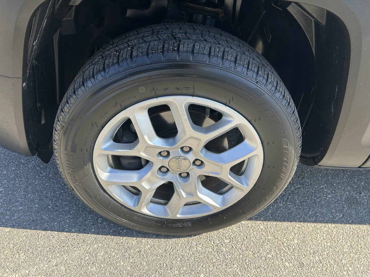 Used 2018 Jeep Renegade Latitude w/ Cold Weather Group AWD/4WD image 15