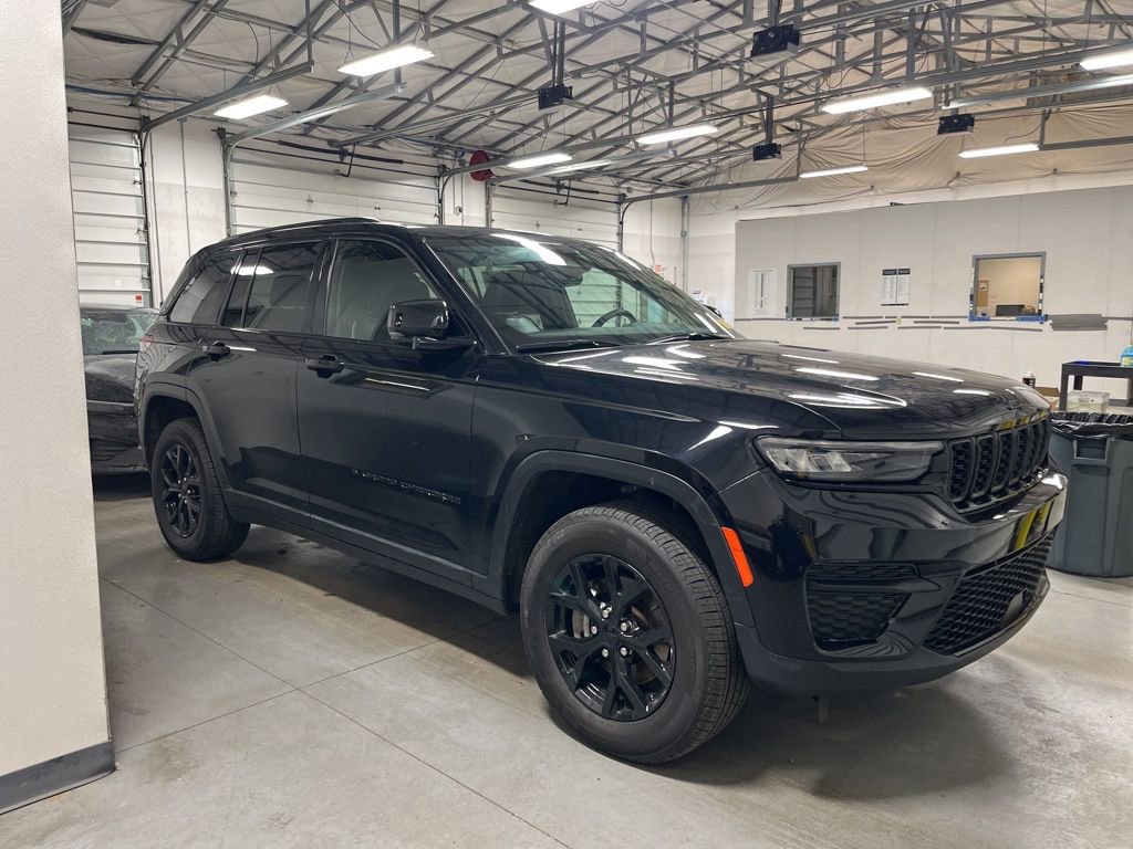 Used 2024 Jeep Grand Cherokee Altitude image 1