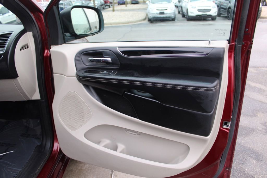 Used 2019 Dodge Grand Caravan SXT image 19