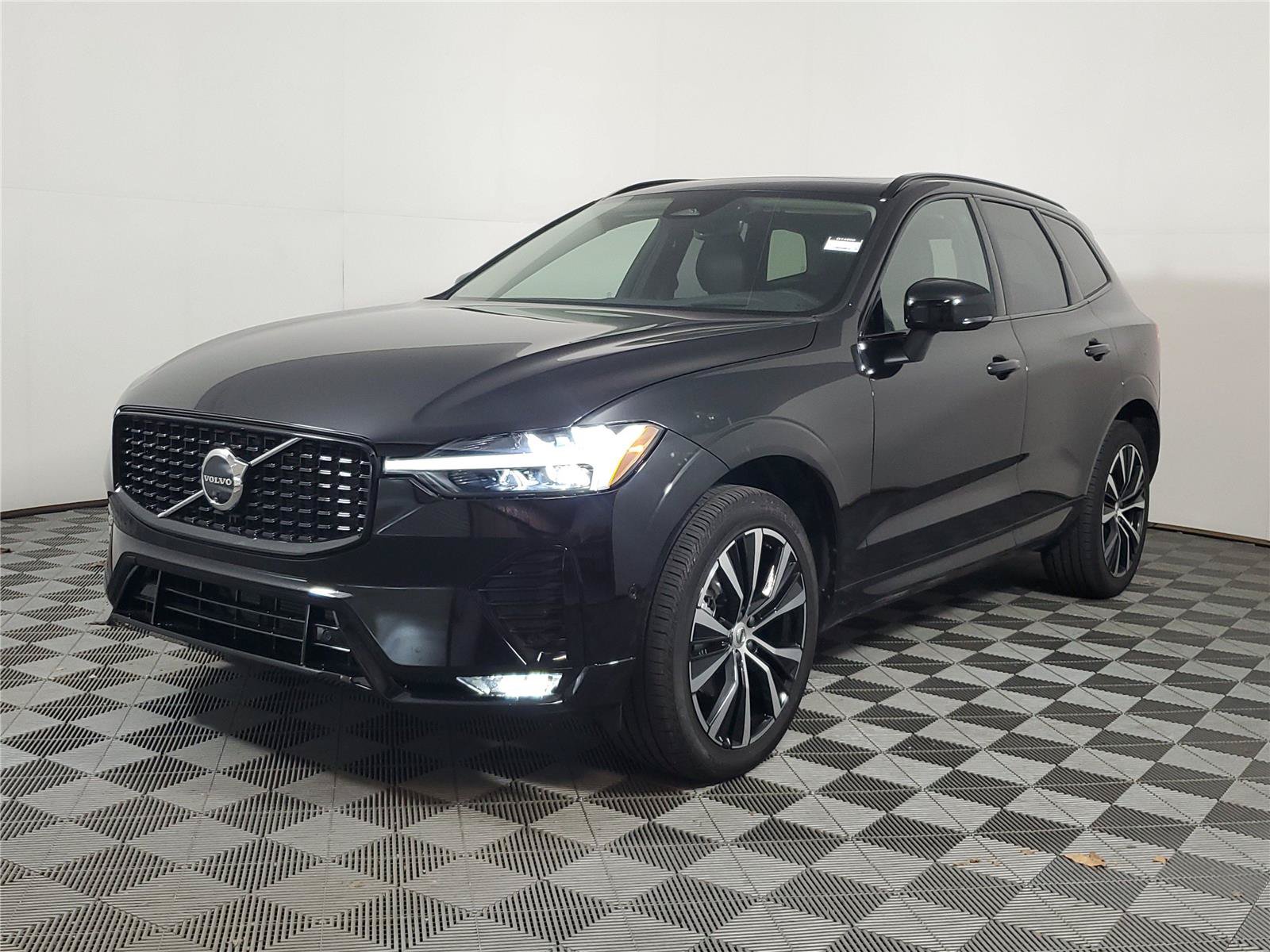 Certified 2025 Volvo XC60 B5 Ultra AWD/4WD image 3