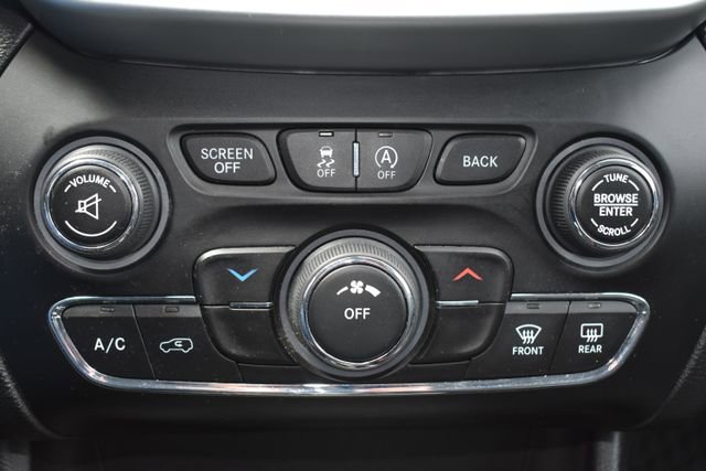 Used 2018 Jeep Cherokee Trailhawk w/ Cold Weather Group AWD/4WD image 28