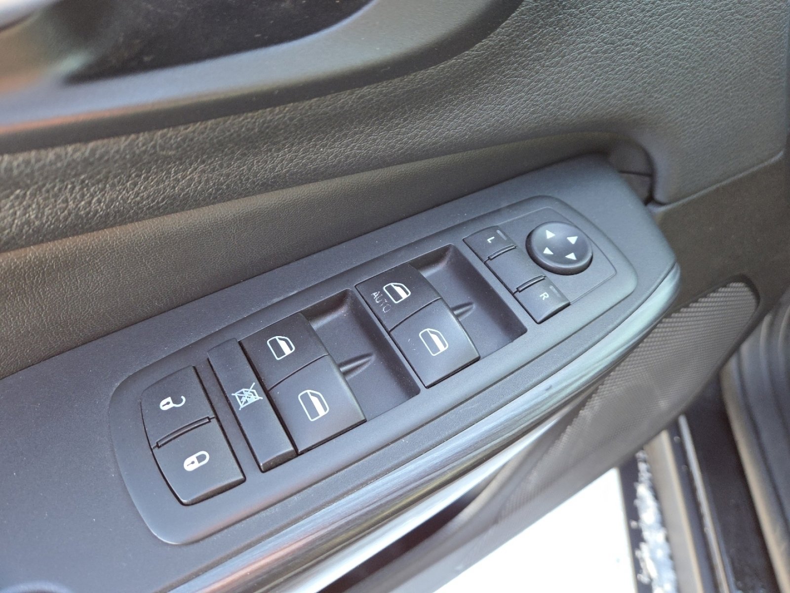 Used 2015 Jeep Cherokee Trailhawk image 24