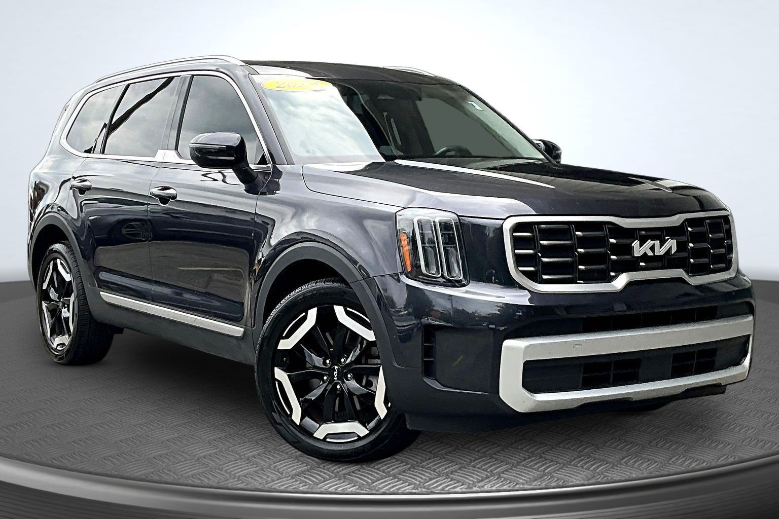Used 2025 Kia Telluride S FWD image 2