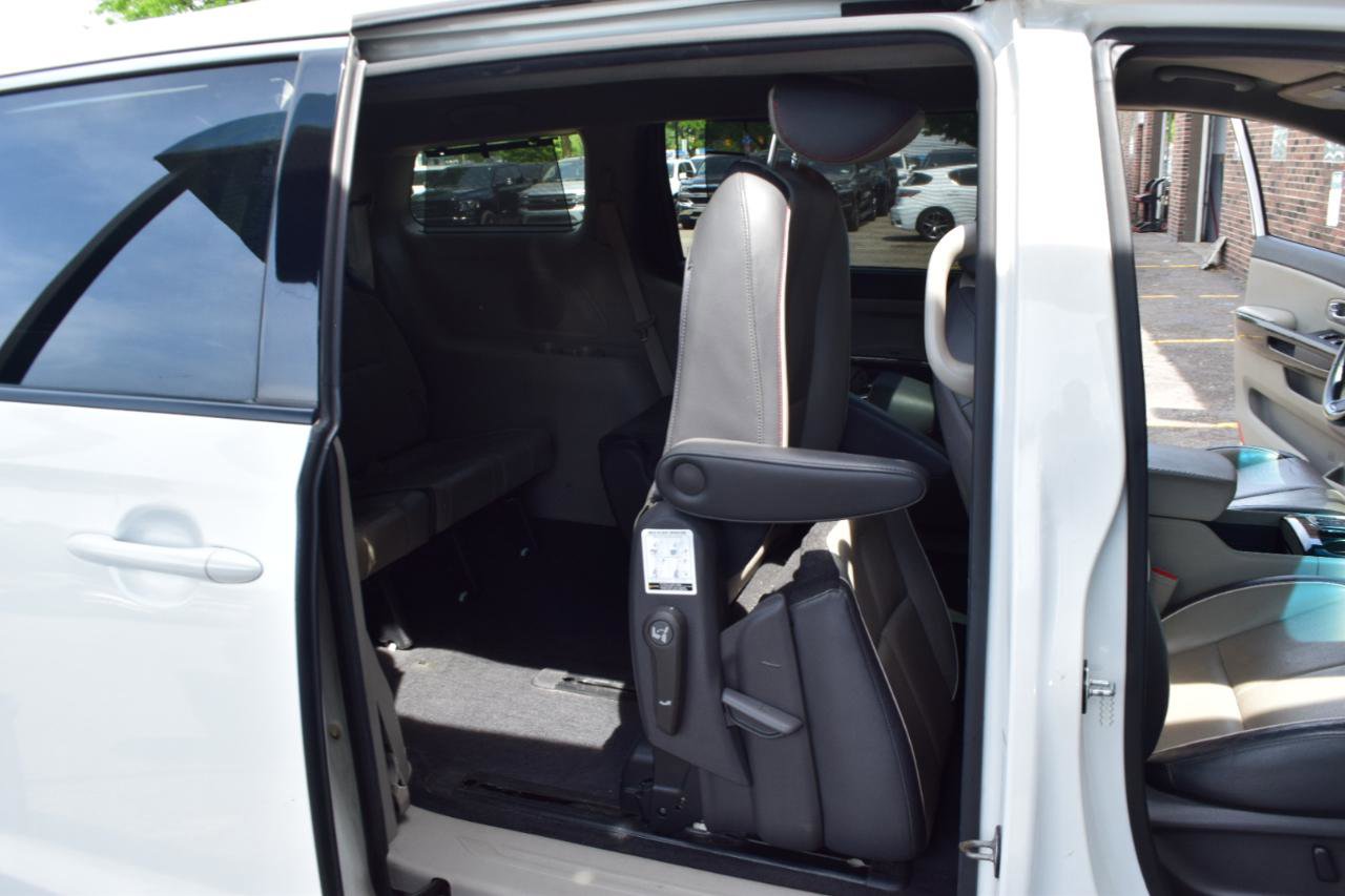 Used 2015 Kia Sedona SX FWD image 40