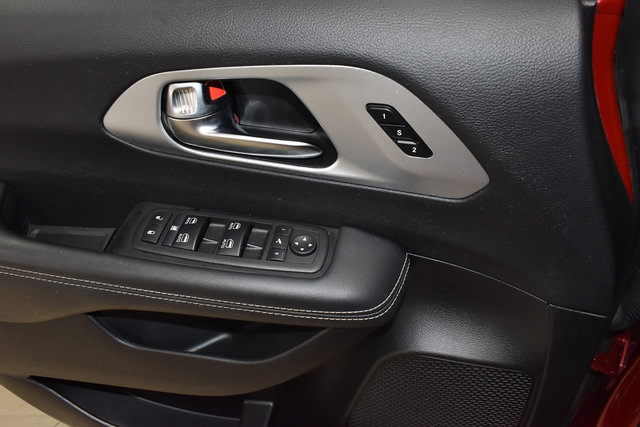 Certified 2025 Chrysler Pacifica Limited FWD image 19
