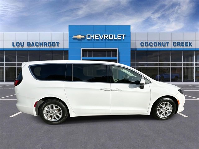 Used 2022 Chrysler Voyager LX image 9