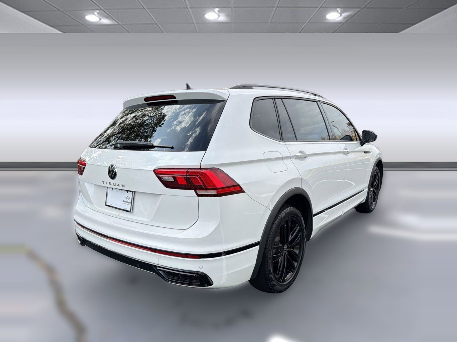 Used 2022 Volkswagen Tiguan SE R-Line image 9