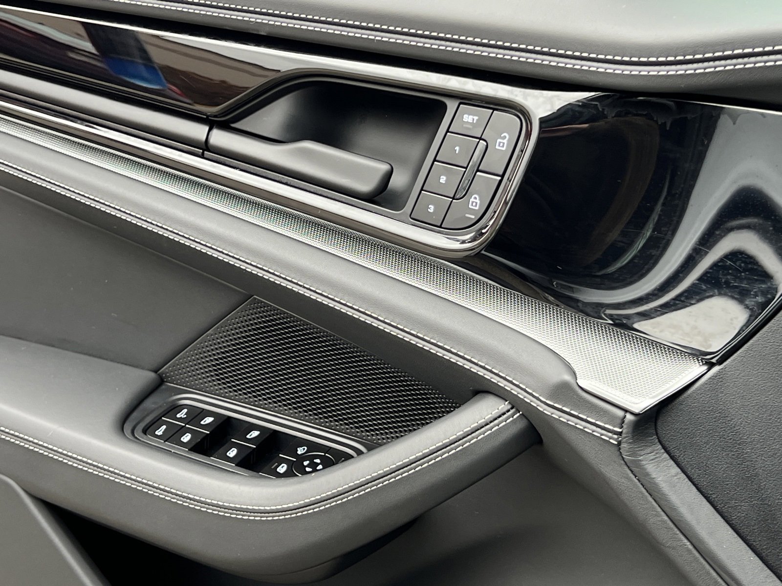 Certified 2025 Porsche Panamera 4 image 28