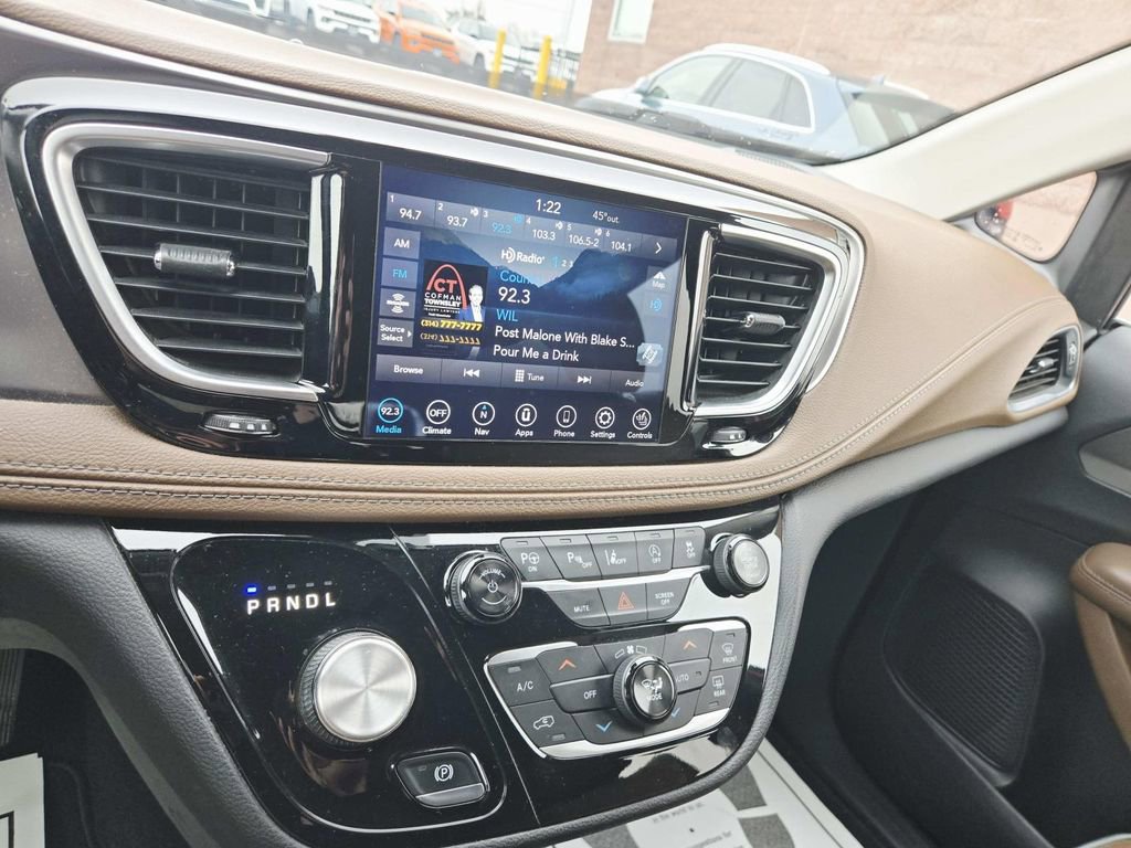 Used 2018 Chrysler Pacifica Limited image 25